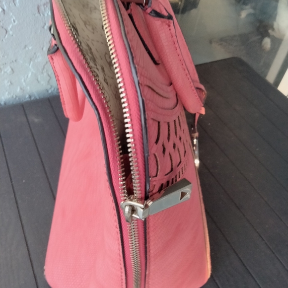 Guess - Picture 7 of 16